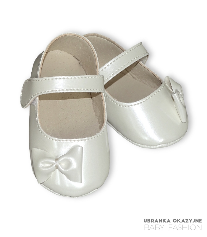 Lakierki perłowe z kokardą dla niemowlaka do chrztu