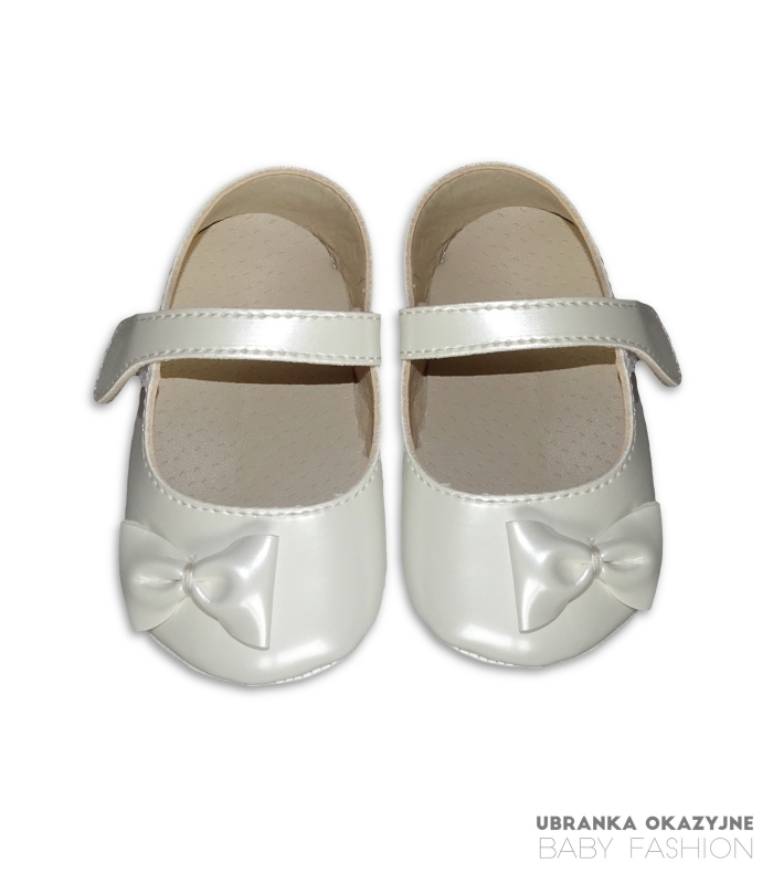 Lakierki perłowe z kokardą dla niemowlaka do chrztu