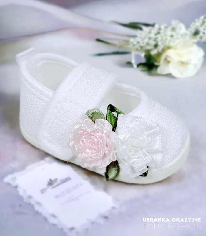 Balerinki Białe dla niemowlaka do chrztu z kwiatami