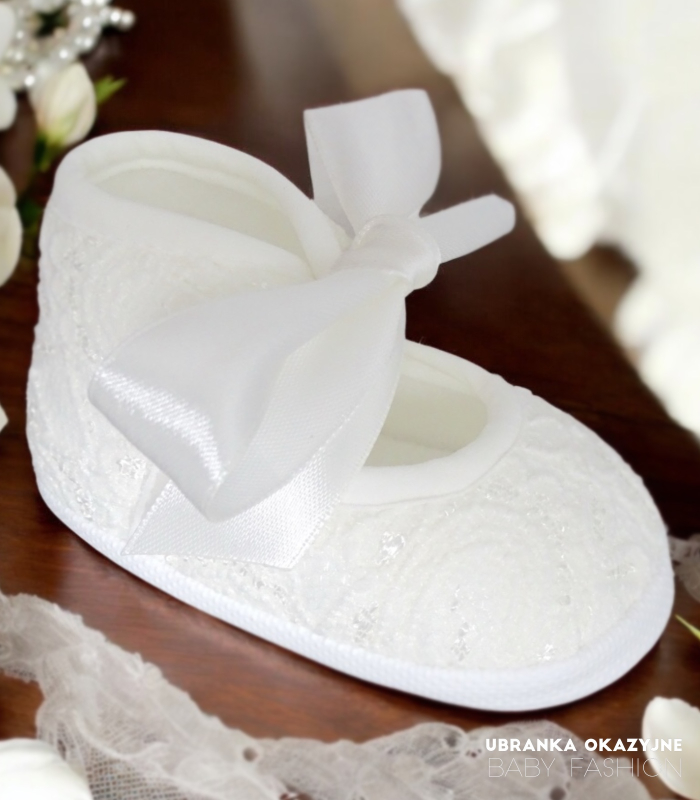 Balerinki ecru koronkowe dla niemowlaka do chrztu.