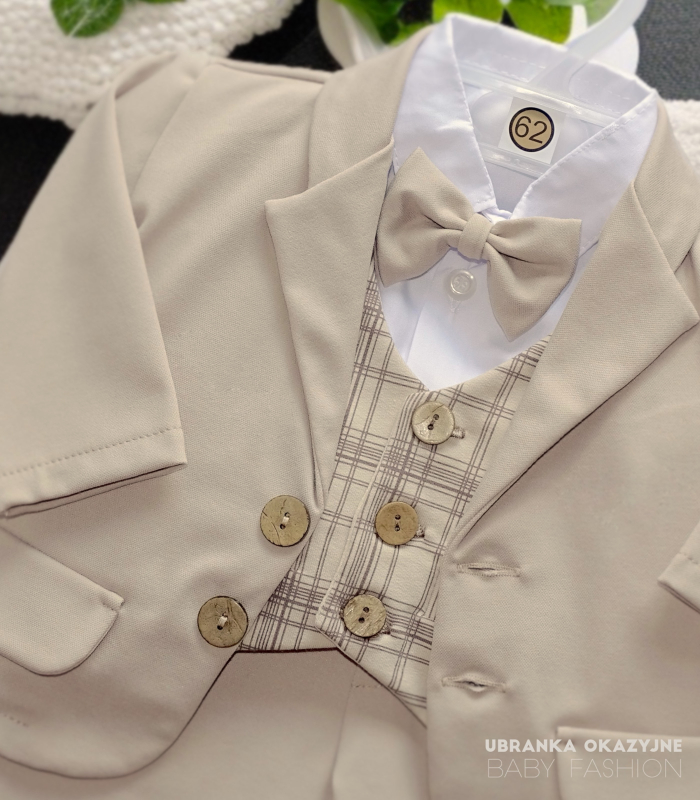 Beżowy garniturek z kamizelką do chrztu dla niemowlaka.