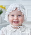 Biała koronkowa czapka bonetka