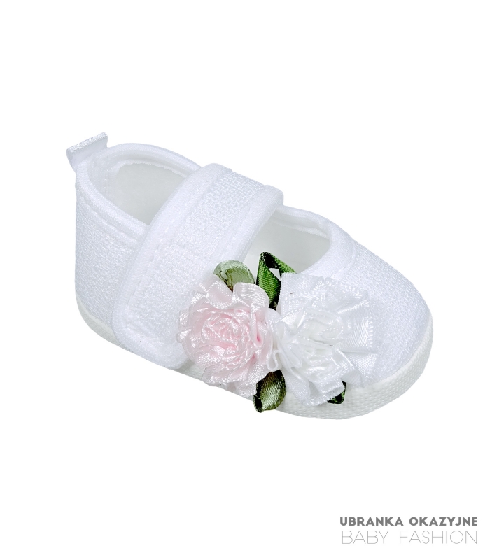 Balerinki Białe dla niemowlaka do chrztu z kwiatami