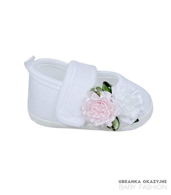 Balerinki Białe dla niemowlaka do chrztu z kwiatami