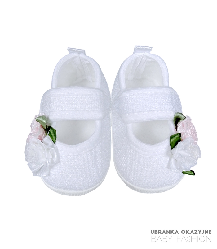 Balerinki Białe dla niemowlaka do chrztu z kwiatami