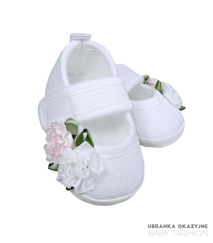 Balerinki Białe dla niemowlaka do chrztu z kwiatami