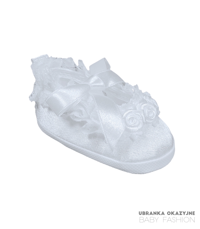 Balerinki Białe dla niemowlaka do chrztu z różyczkami.