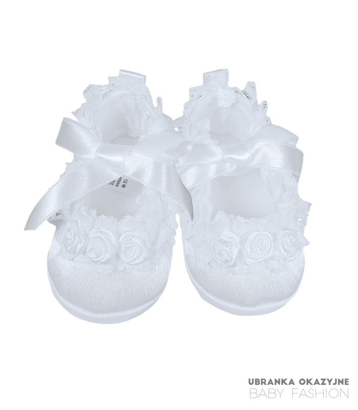 Balerinki Białe dla niemowlaka do chrztu z różyczkami.