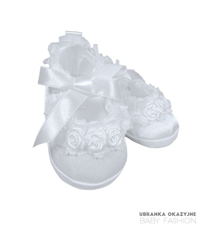 Balerinki Białe dla niemowlaka do chrztu z różyczkami.